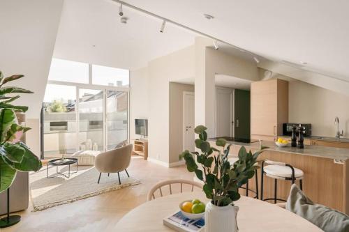 Løkka Suites I Penthouse with Private Rooftop I 2 Bedroom with Double Queen Room & 2 Bathrooms — 4-Star Luxury Hotel in Oslo, Norway