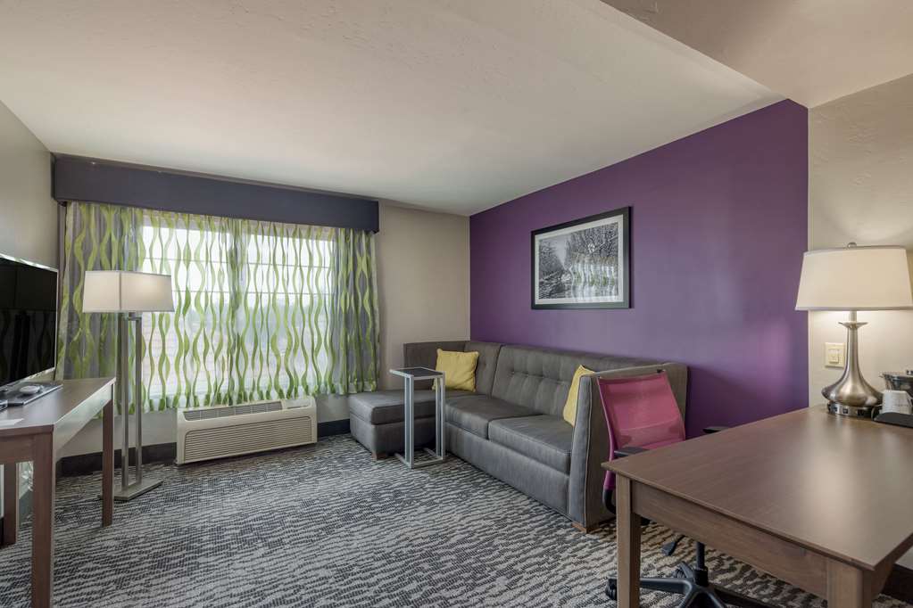 La Quinta Inn & Suites by Wyndham Visalia Sequoia Gateway - photo 26