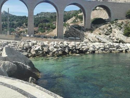 Cabanon dans la calanque de la Vesse — hotel in Le Rove