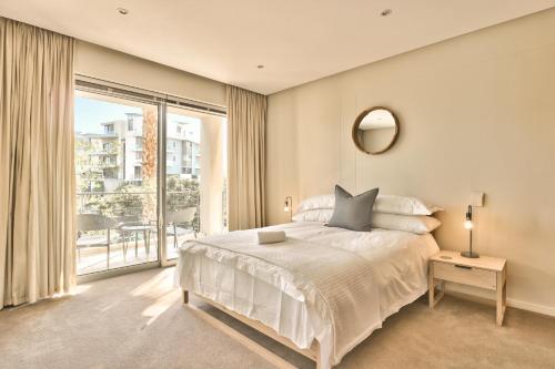 Elegant V&A Waterfront Canal Apartment