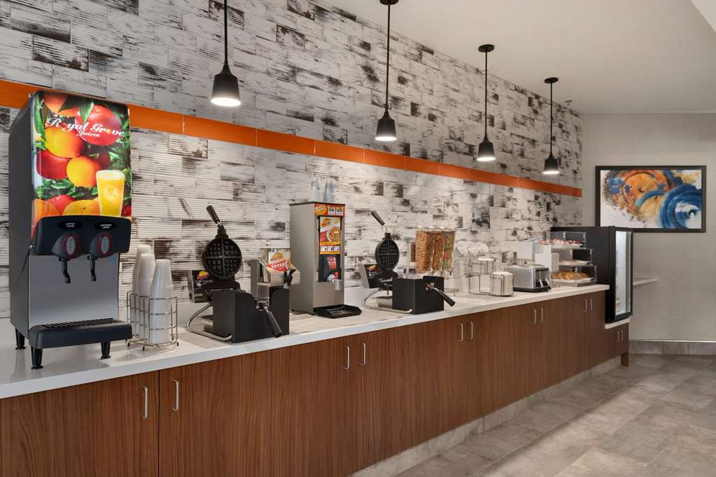 La Quinta Inn & Suites by Wyndham Springfield - photo 39