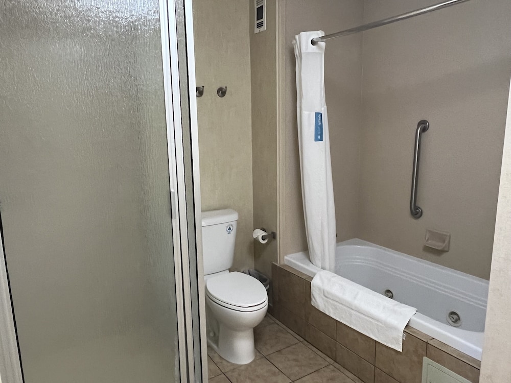 Hampton Inn & Suites Barstow - photo 8