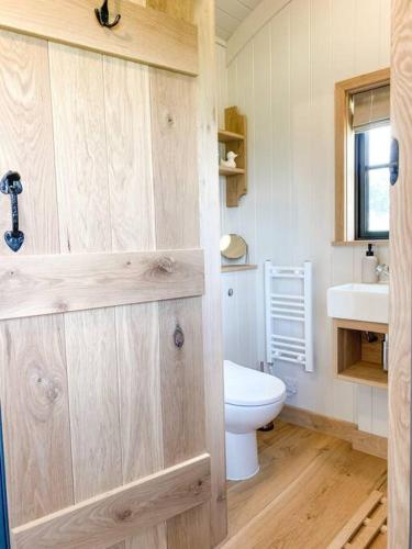 The Black Swan Shepherd Hut — 4-Star Luxury Hotel in Ketton, United Kingdom