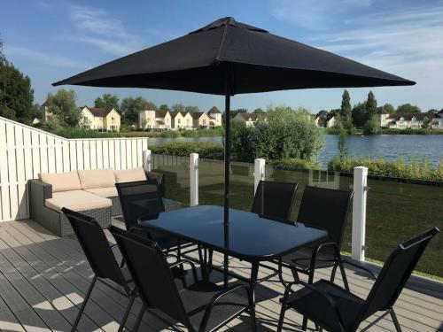 Waterside Lodge New England Style House — 4-Star Luxury Hotel in South Cerney, United Kingdom