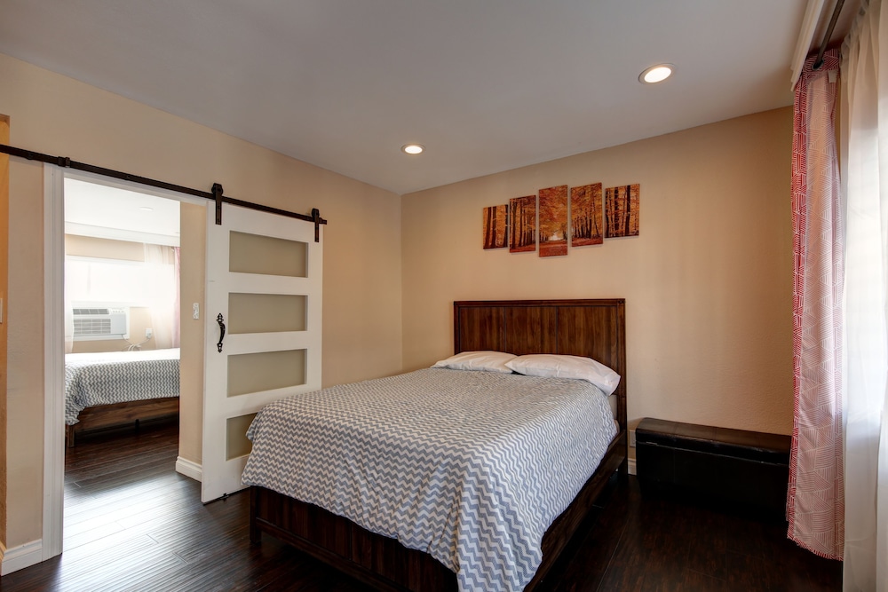 Tradewinds Airport Hotel - photo 7