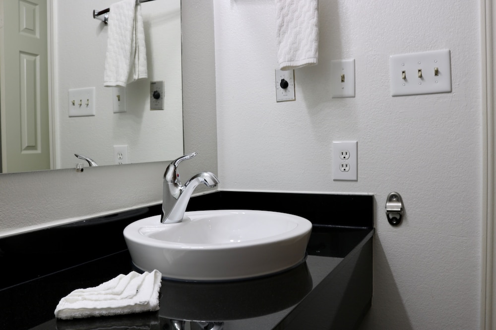Heritage Inn & Suites - photo 8