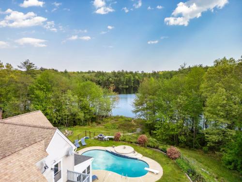 Maine Pondfront Home Sleeps 22 Pool & Hot Tub — 4-Star Luxury Hotel in Sanford, United States