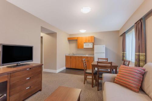 Super 8 by Wyndham Abbotsford BC — Abbotsford — photo 4