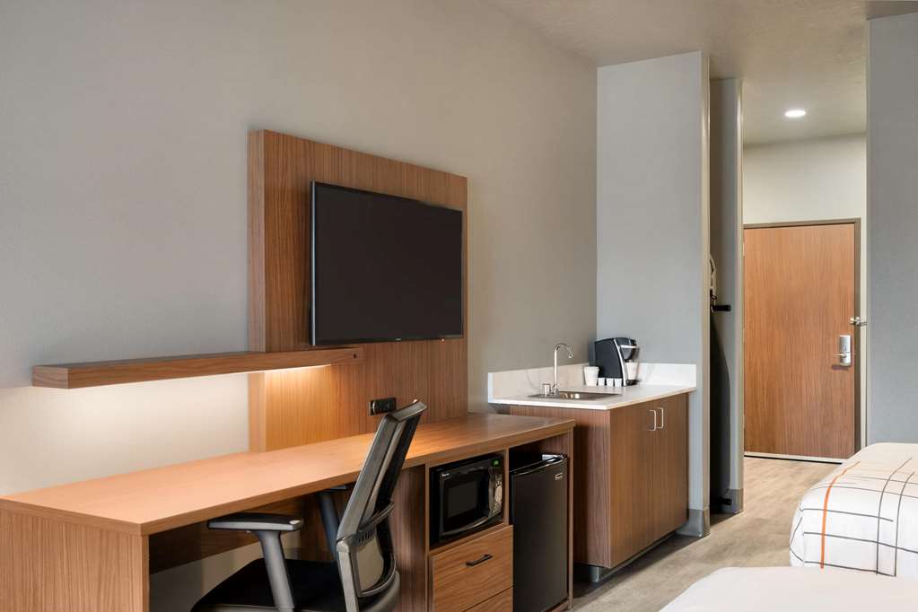 La Quinta Inn & Suites by Wyndham Springfield - photo 27