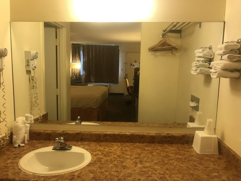 Travelers Inn & Suites - photo 22