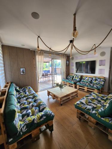 Lescapade Romantique — 4-Star Luxury Hotel in Dreuil-Les-Amiens, France