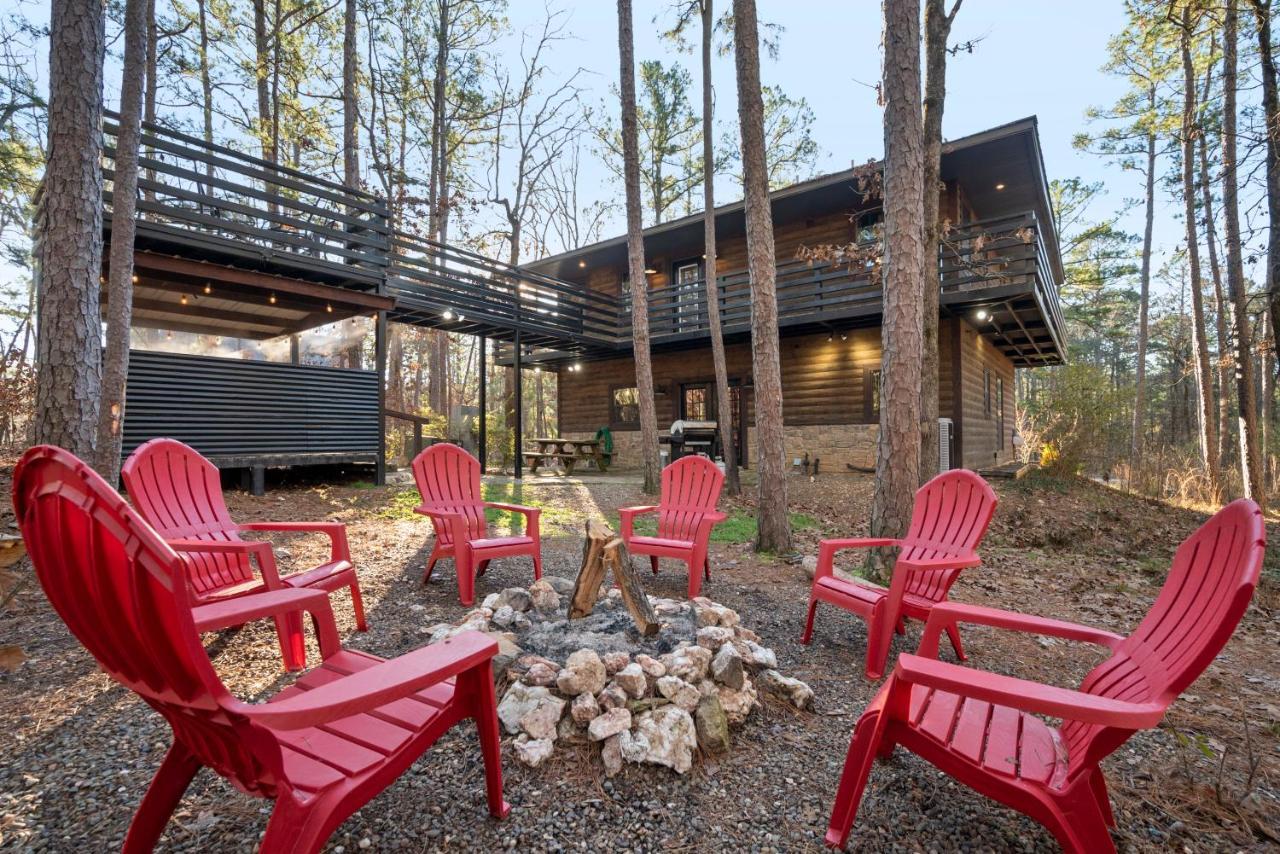 Hochatown Hot Tub Firepit Arcade Dog Friendly BBQ — 4-Star Luxury Hotel in Broken Bow, United States