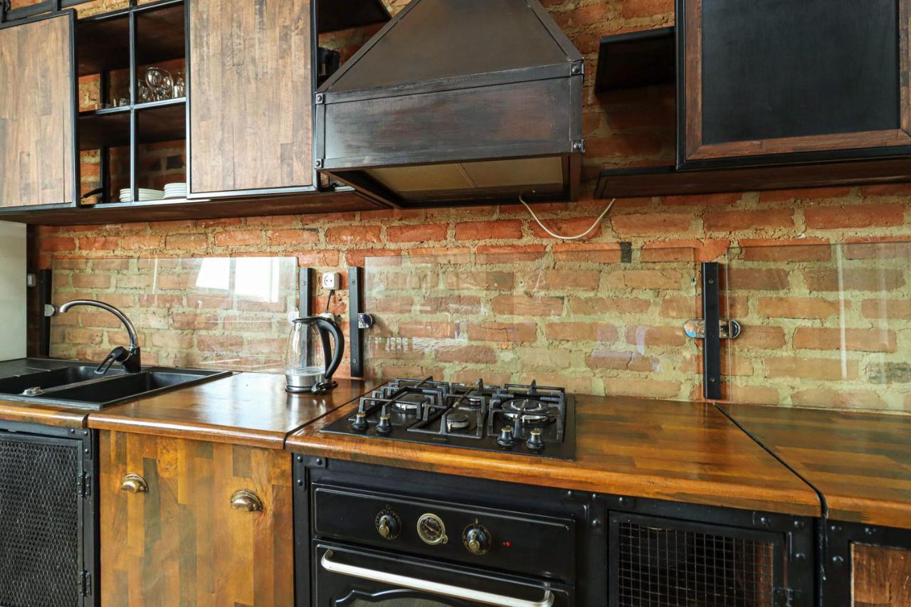 Vintage Mezzanine Apt in City Center By Wehost