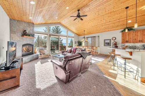 Sunny Daze Cabin Luxurious 4BDR with Stunning Views — 4-Star Luxury Hotel in Kings Beach, United States