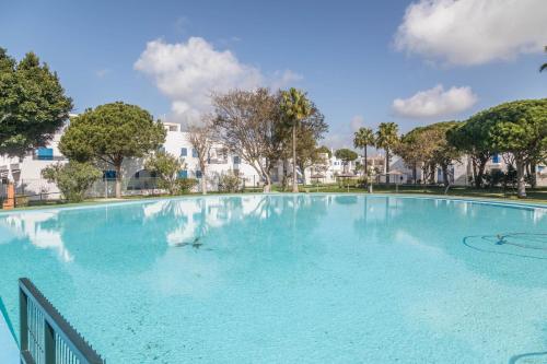 Apartamento Almadraba — 4-Star Luxury Hotel in Chiclana De La Frontera, Spain