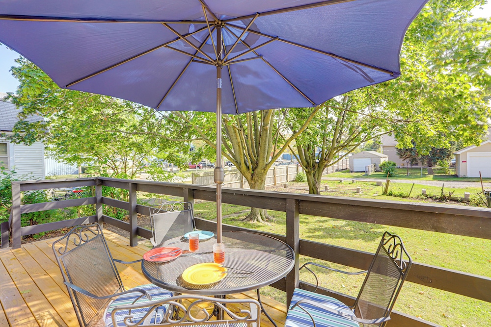 1 Mi to Cedar Point: Family Getaway w Porch in Sandusky, United States