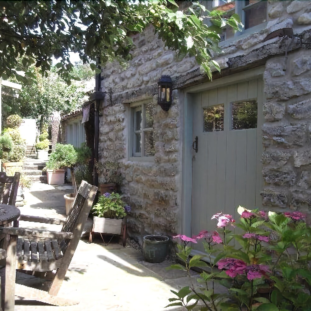 Helmsley Garden Cottage And Railway Carriage 9504399 — Helmsley