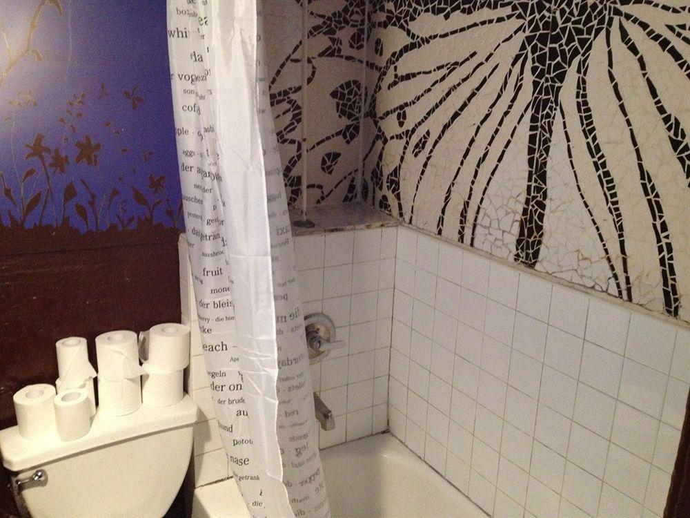Carlton Arms Hotel - photo 11