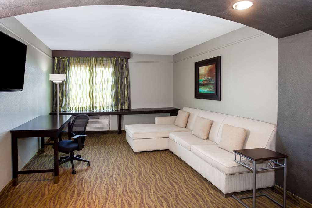 La Quinta Inn & Suites by Wyndham Laredo Airport - photo 34