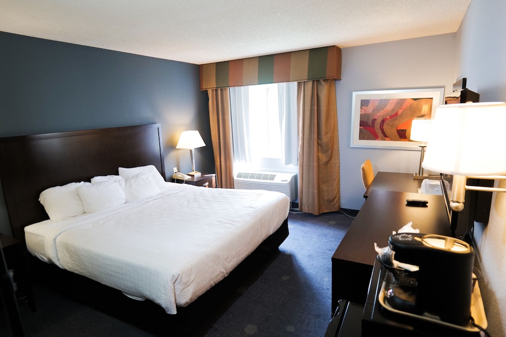 Baymont by Wyndham Flint Airport North - photo 29