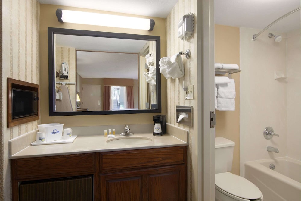 Days Inn by Wyndham Longview South - photo 12