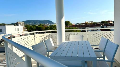 M412 Marcelli trilocale con terrazzo e posto auto — 4-Star Luxury Hotel in Marcelli, Italy