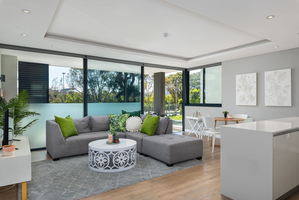 Warwick 102 — 4-Star Luxury Hotel in Cape Town, South Africa