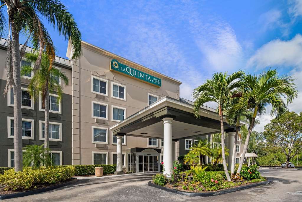 La Quinta Inn & Suites by Wyndham Naples East - photo 4