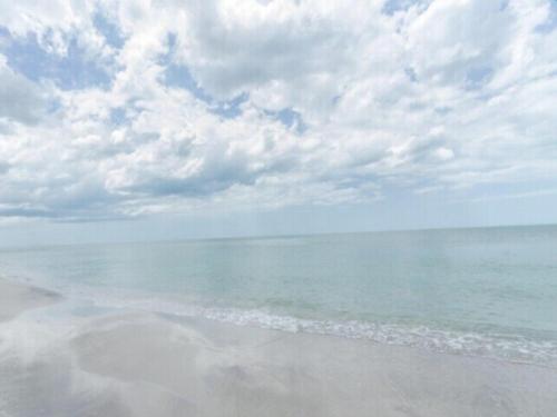 Deluxe Beachfront Condo Located in Prestigious Resort with Pool and Hot Tub by RedAwning - photo 4