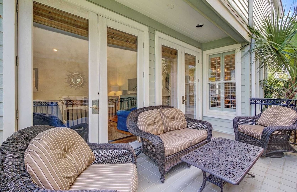 103 Grand Pavilion by Avantstay Steps to Beach in Isle Of Palms, United States