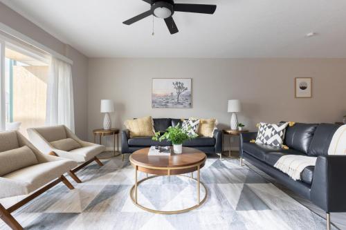 Modern Chic Condo In Midtown w Pool & Hot Tub — 4-Star Luxury Hotel in Phoenix, United States