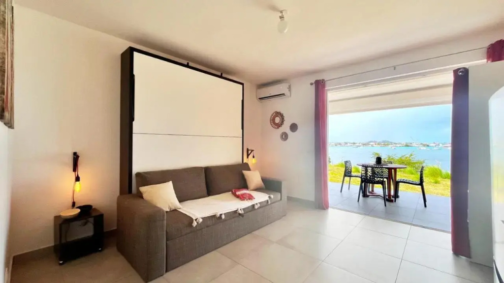Le Sea Breeze Beau studio piscine VUE LAGON — 4-Star Luxury Hotel in Marigot, Saint Martin