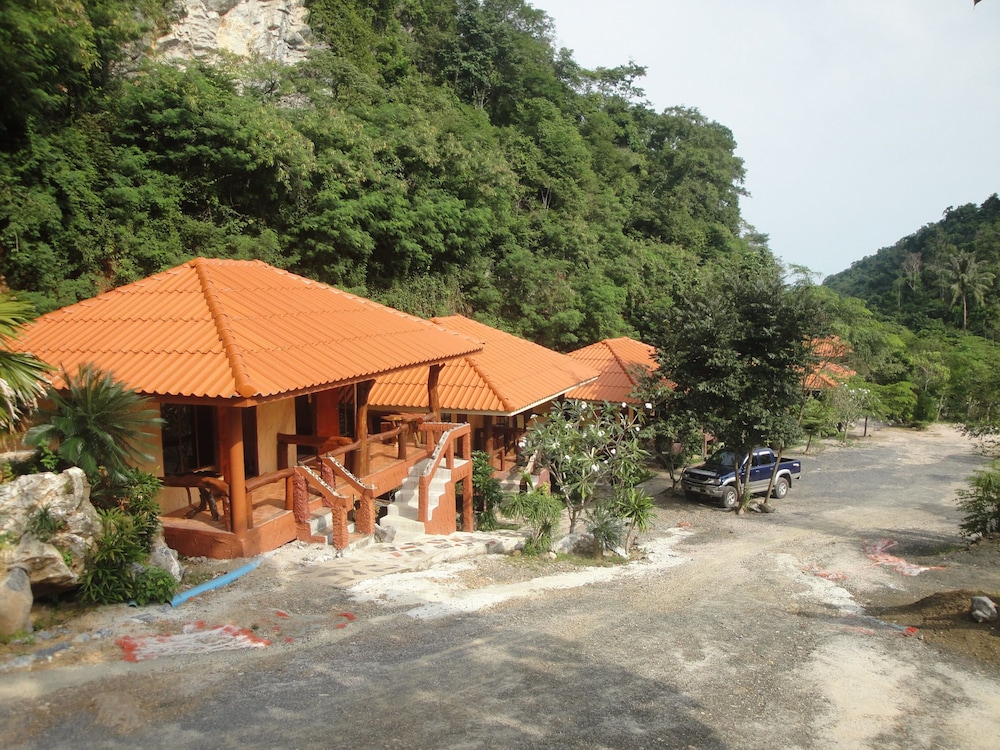 Phupha Resort in Don Sak, Thailand