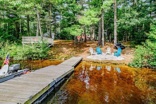 Dock Dog Friendly Lakefront Gem in Southern Maine — 4-Star Luxury Hotel in Limerick, United States