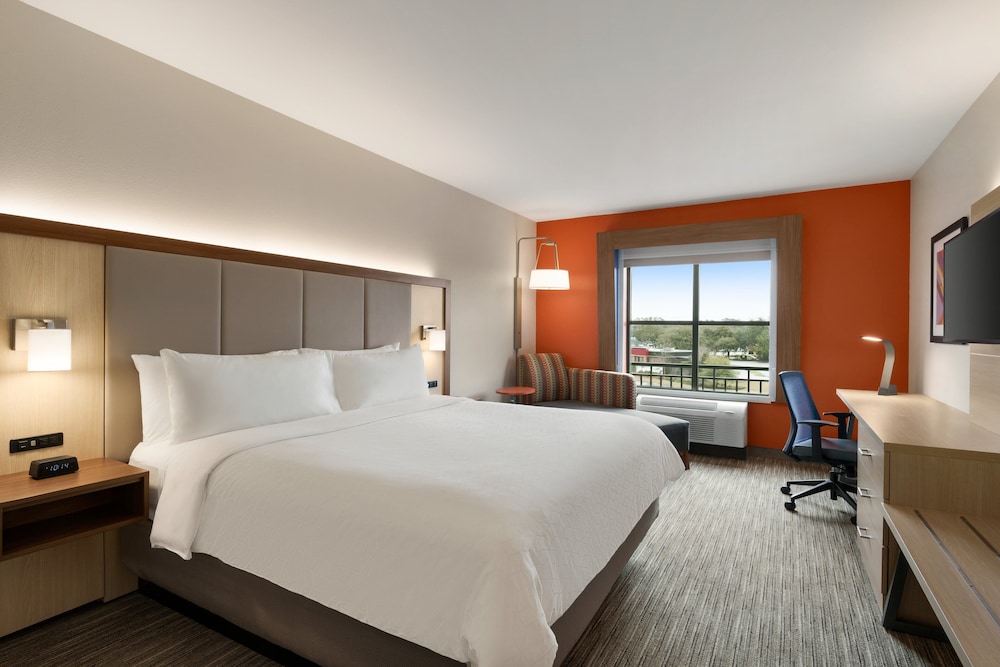 Holiday Inn Express & Suites Mt. Pleasant by IHG - photo 10