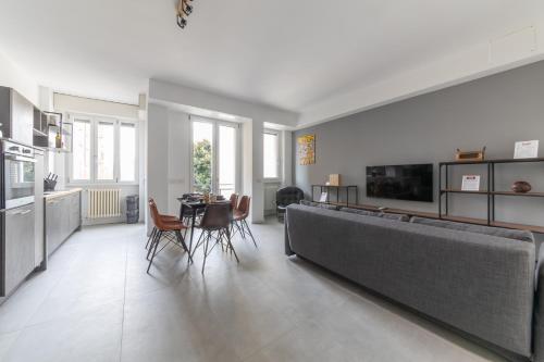 Modern And Comfortable Apartment in Cenisio Area — 4-Star Luxury Hotel in Milan, Italy