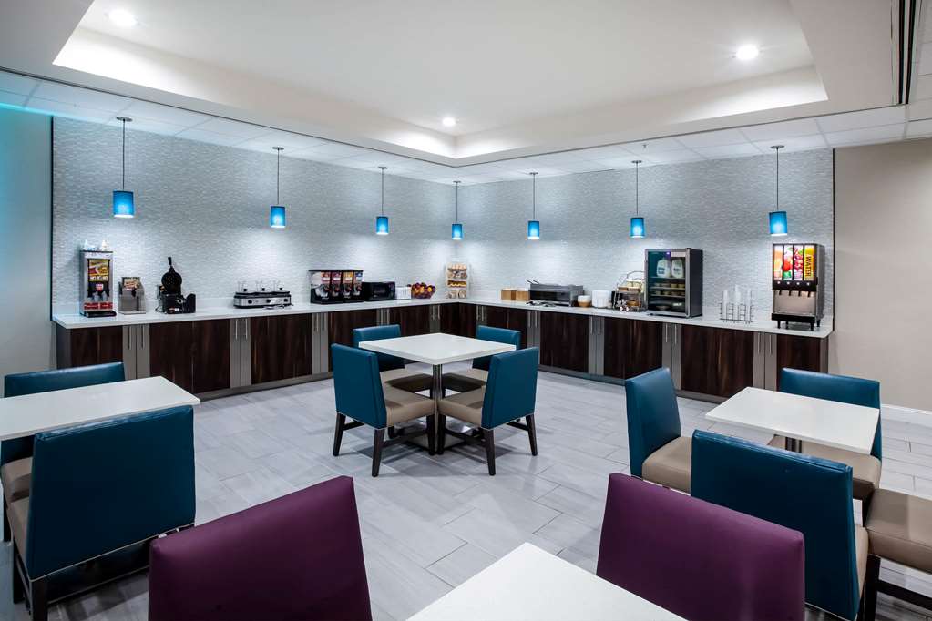 La Quinta Inn & Suites by Wyndham Lubbock North - photo 24