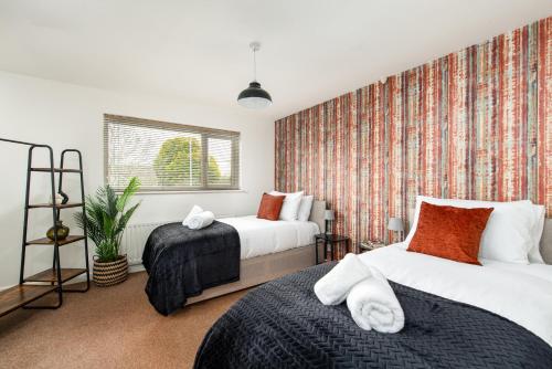 Long Stays Sleeps 9 Parking By FabAccommodation in Bristol, United Kingdom