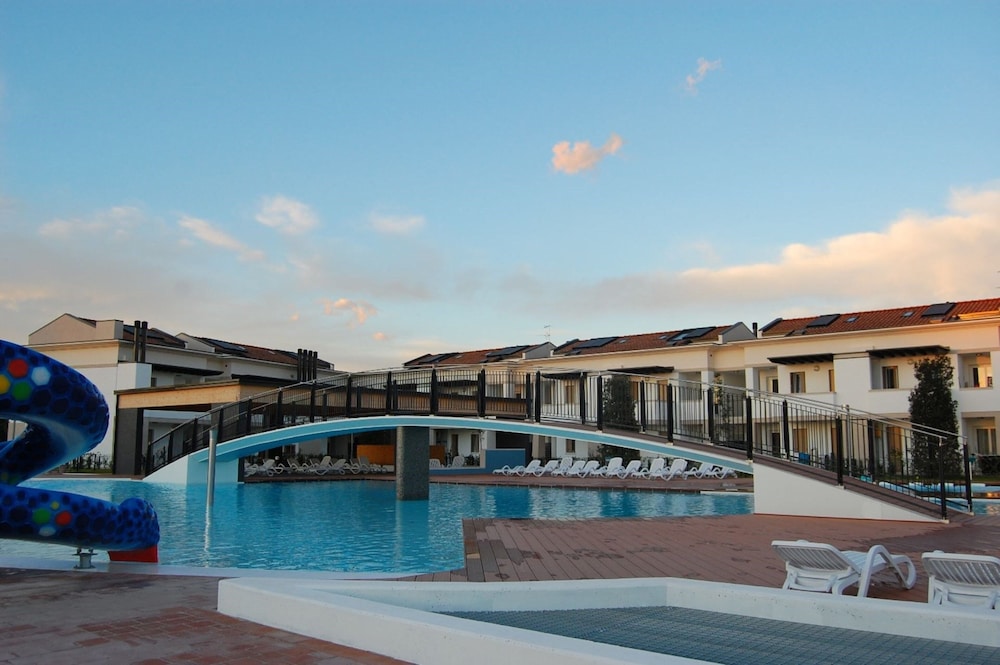 Modern Flat With big Swimming Pool and Balcony — 4-Star Luxury Hotel in San Michele Al Tagliamento, Italy