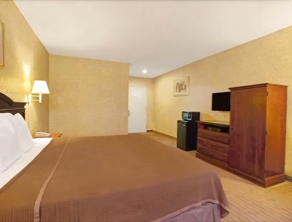 Howard Johnson Express Inn Bronx - photo 6