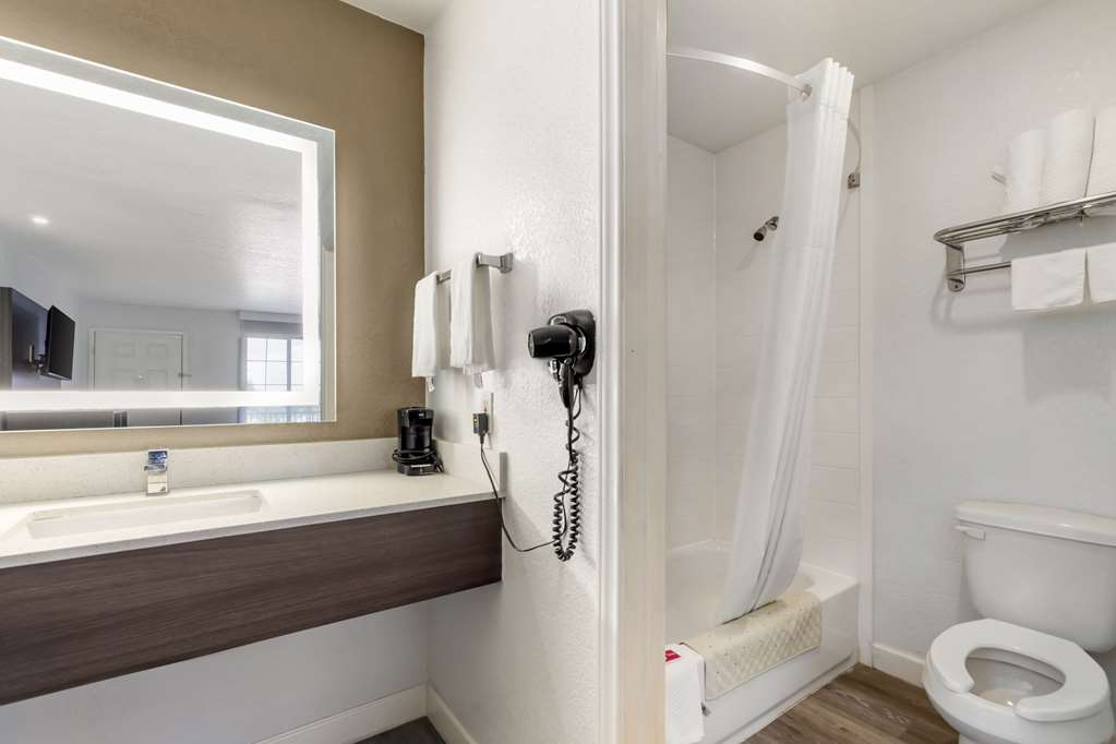 Econo Lodge Inn & Suites Near Lackland AFB - photo 21