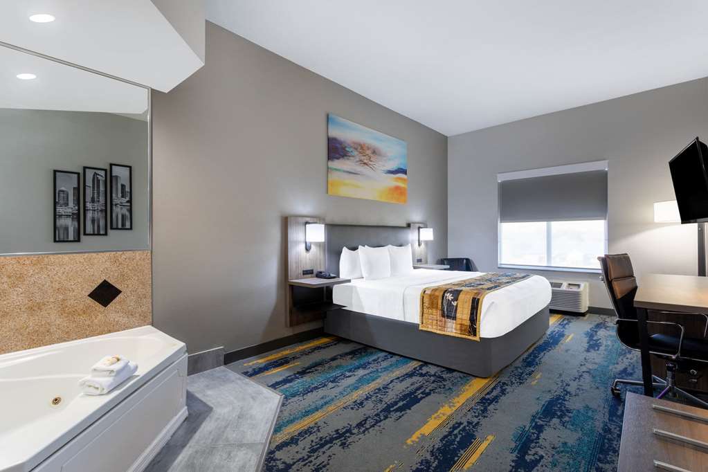 La Quinta Inn & Suites by Wyndham Tampa Central - photo 22