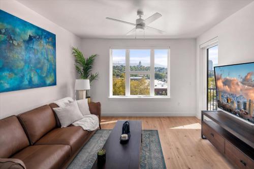 Top VIEWS Capital building Rooftop pool gym bowl — 4-Star Luxury Hotel in Salt Lake City, United States