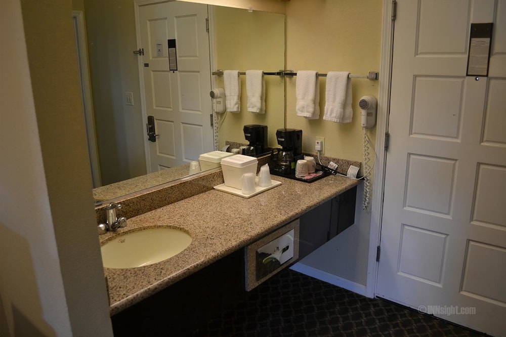 The Miramar Inn and Suites - photo 15