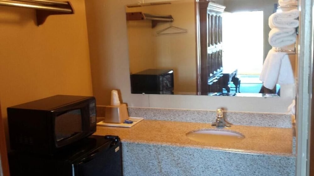 Carefree Inn Flatonia - photo 12