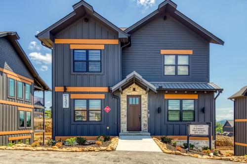 A Smoky Mountain Splash Smith Creek Reserve Indoor Pool Waterpark Theater Room WIFI Hot Tub in Sevierville, United States