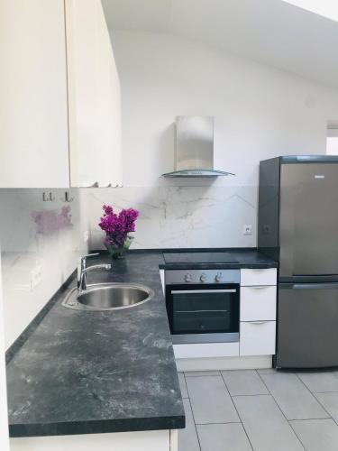 Lili Mar 2 bedroom apartment with private parking