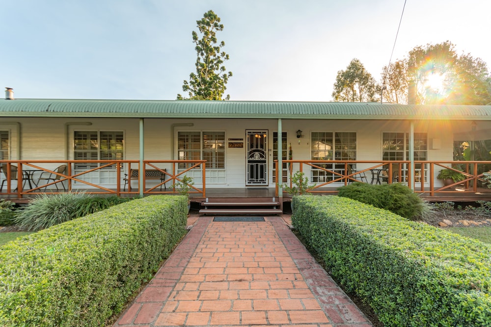 Birds 'n' Bloom Cottages — hotel in Yungaburra
