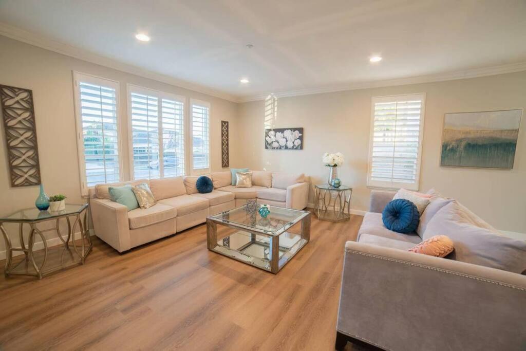 Spacious Disney Retreat with Pool Table Fire Pit — Placentia — photo 4