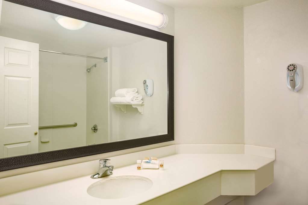 La Quinta Inn & Suites by Wyndham St. Louis Westport - photo 37